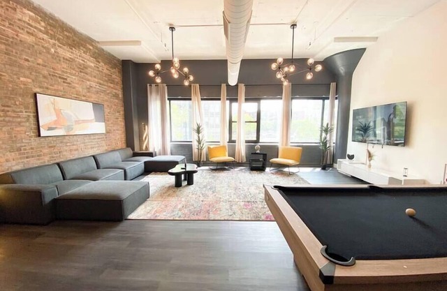 Luxurious McCormick 6 bed/4 bath Suite for up to 12 guests w Jacuzzi/Opt parking