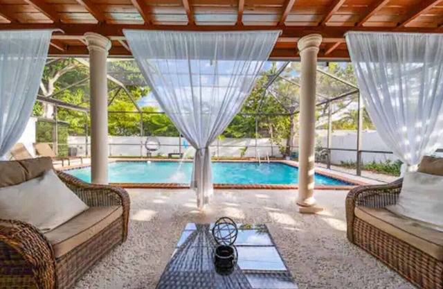 Luxurious Miami Vacation Home with Pool 5BR/suites