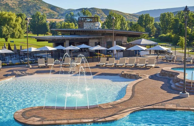 Luxurious Midway Gem - 4 Modern Haven w/Resort & Golf Access, Stunning Views!