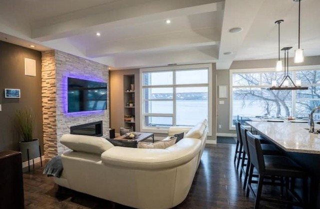 Luxurious Modern WaterFront Cottage/ICE FISHING
