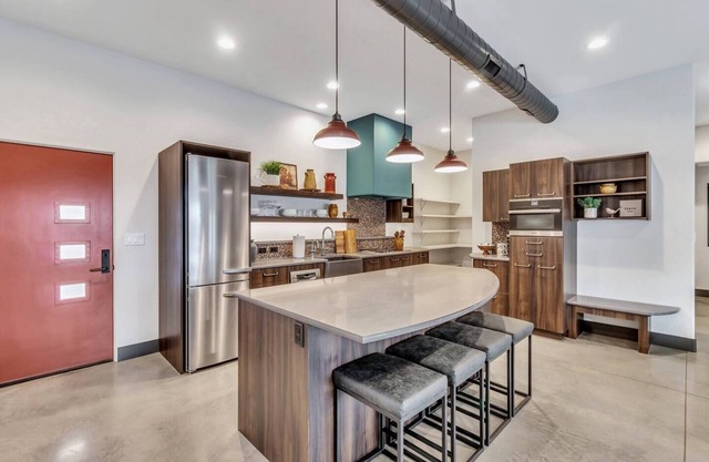 Luxurious, Modern 1 King Bed Downtown Star Studio