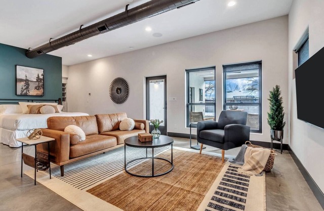 Luxurious, Modern 2 Bed Downtown Star Studio