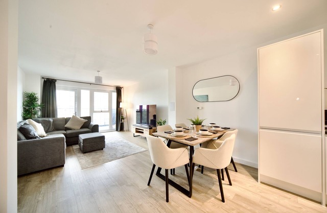 Luxurious Modern 2 Bed 2/ Bathroom Apartment