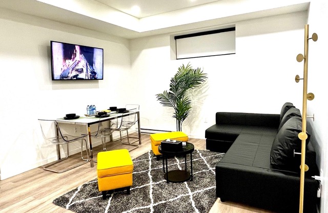 Luxurious, Modern & Stylish 2 Bedroom Suite, Near Vancouver, Pet Friendly