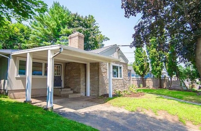 Luxurious-Modern feel w/ custom features - AC, short walk to the Beach and parks