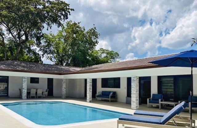 Luxurious Modern House in the beautiful city of Coral Springs Fl
