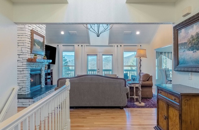Luxurious Mountain Home Perfectly Located only 3 Miles from Downtown Franklin NC