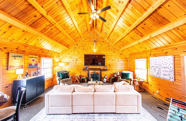 Luxurious Mountain Retreat: Sauna, Hot Tub, Fire Pit & Park