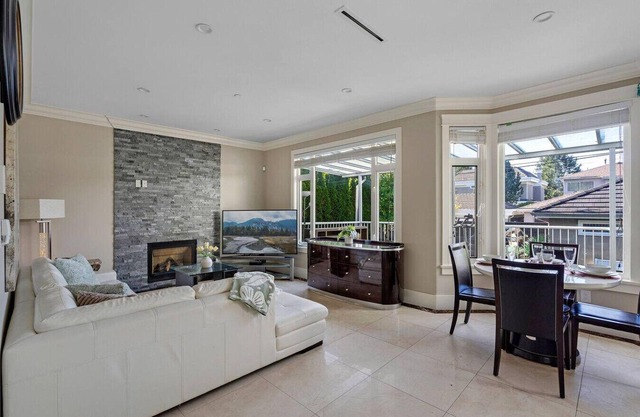 Luxurious Multi-Fam Home 10 Mins to Downtown