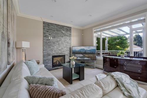 Luxurious Multi-Family Home in Vancouver West, 10 Mins Downtown