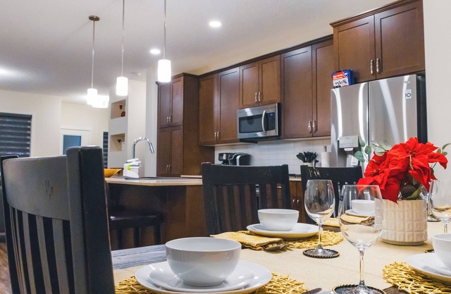 Luxurious 3 Bedroom House NW Edmonton 6 Guests .3 Bedrooms .3 Beds 2.5 Baths