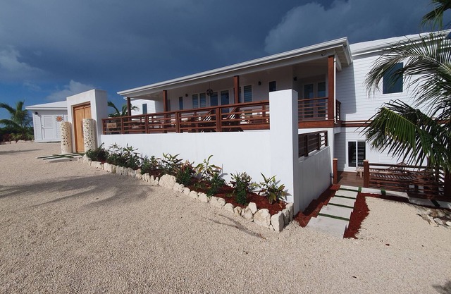 Luxurious new 1br Apartment with 2 decks overlooking the Sea of Abaco