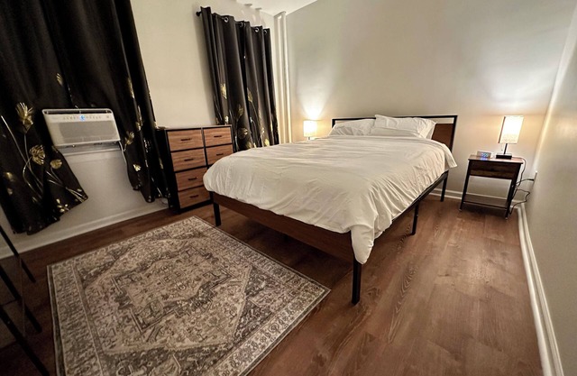 Luxurious Newly-Renovated, Near Hospitals & Short trip to NYC. Pets Welcome!