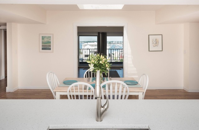 Neu renoviert! Luxus, Newport Harbor Condo mit herrlichem Blick auf das Wasser
