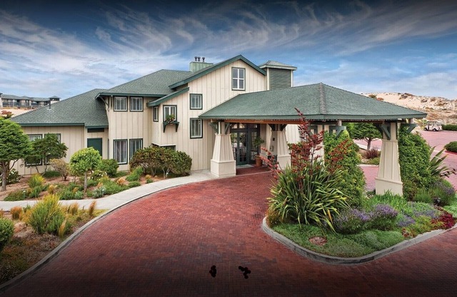 Luxurious Ocean Front Resort with Great Amenities