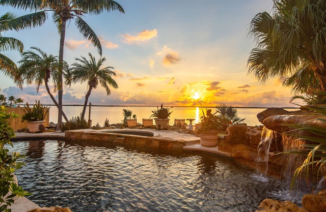 Luxuriöse 5BR Oceanfront Eigentum mit Pool & Wasserfall