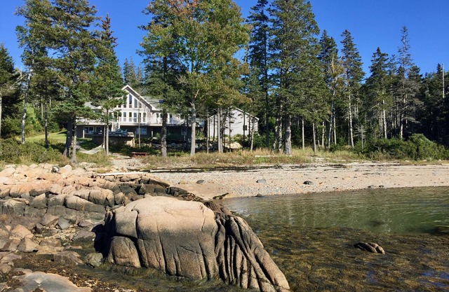 Luxuriöser Rückzugsort am Meer mit Privatstrand und herrlichen Sonnenuntergängen