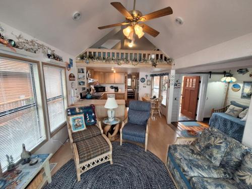 Luxurious Oceanfront Cabin 7 Getaway W Hot Tub