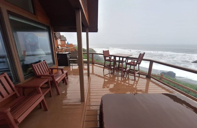 Luxurious Oceanfront Cabin 7 Getaway w Hot Tub