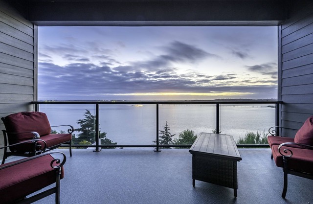 Luxurious Oregon Coast Townhouse with Mesmerizing Views!