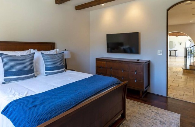 Luxurious & Peaceful 6 bedroom Home w/Pool - 5acre