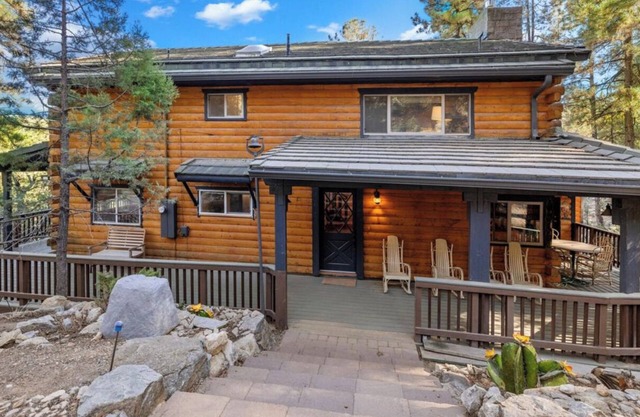 Luxurious & Peaceful Cabin Retreat nestled in the Pines. Escape to PineSong!