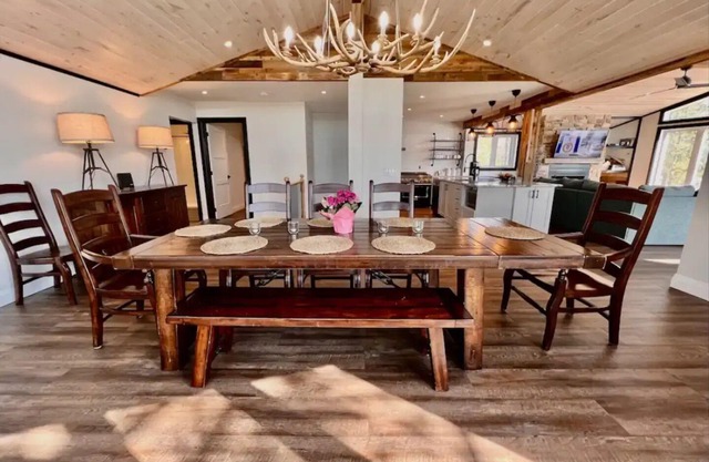 Luxurious pet friendly 4-bedroom cottage in Coe Hill with year round hot tub