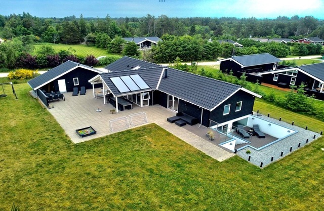 Luxurious pool house | Steam room | Sauna | Pool table | Slot machines | Enclosed garden