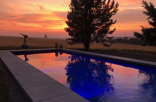 Sonnenuntergänge am Pool und privater Landsitz in der Nähe der Stadt