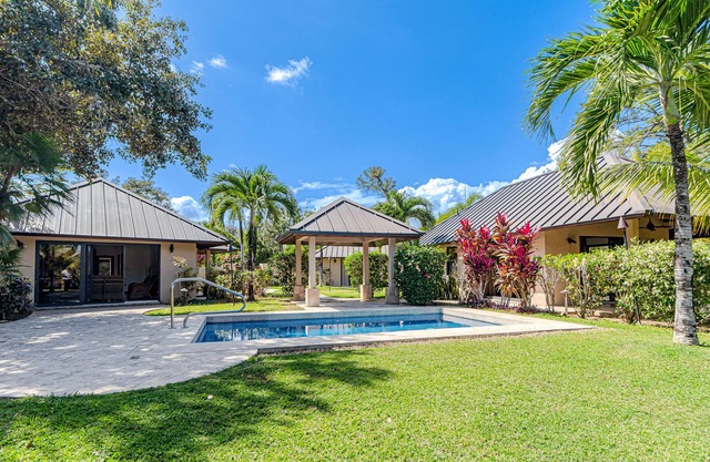 Luxurious private home in wildlife sanctuary with private pool, patio & dogs OK
