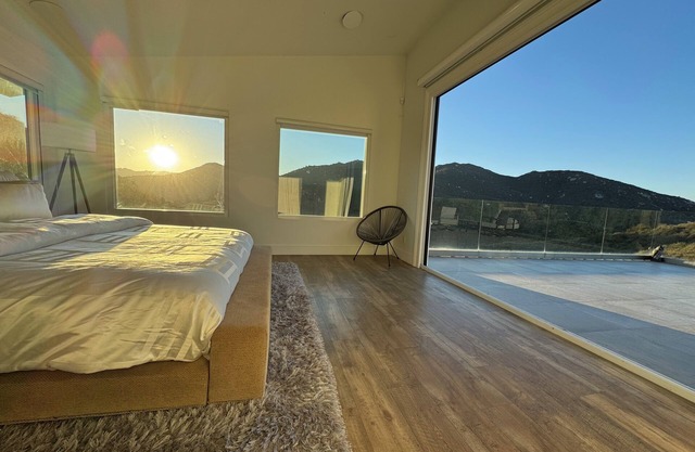 Luxurious Retreat with Mountain Views, full Gym, 25 minutes from beach