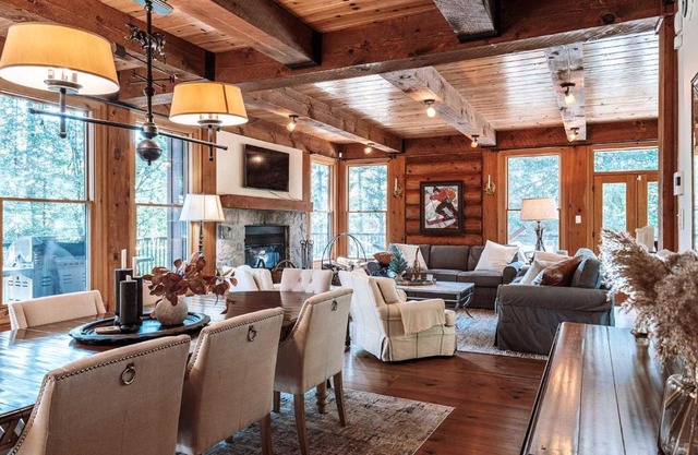 Luxurious & Rustic Log Cabin in the Woods