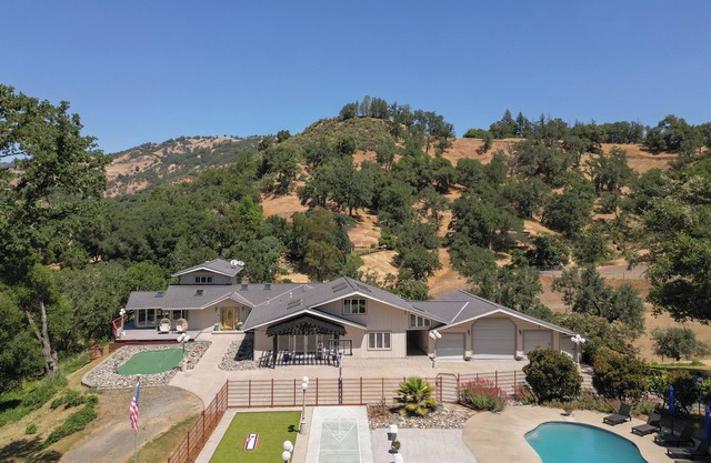 Luxurious & Serene Estate: Sleeps 20, Pool, Games!