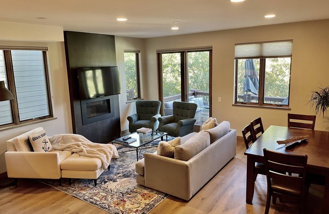 Luxurious Shadowrock Townhouse: Breathtaking Views & Premier Mountain Living