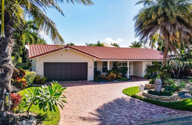Spanish Trail Waterfront Oasis - Luxurious Single Story Home in Delray Beach!