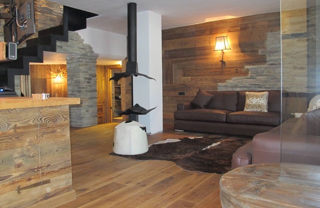 Luxuriöses neu renoviertes Ski In / Out Apartment (12 Personen)