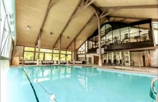 Luxurious Ski-In Ski-Out Jacuzzi Condo with King Bed, Pool, Gym and Sauna