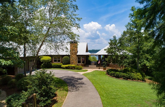 Luxurious Smith Lake home, "SKY CABIN", situated on 8 ACRES with amazing views!