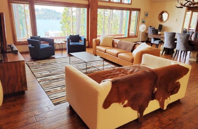 Luxurious Stay/Walkable Location/Lakefront Sunsets