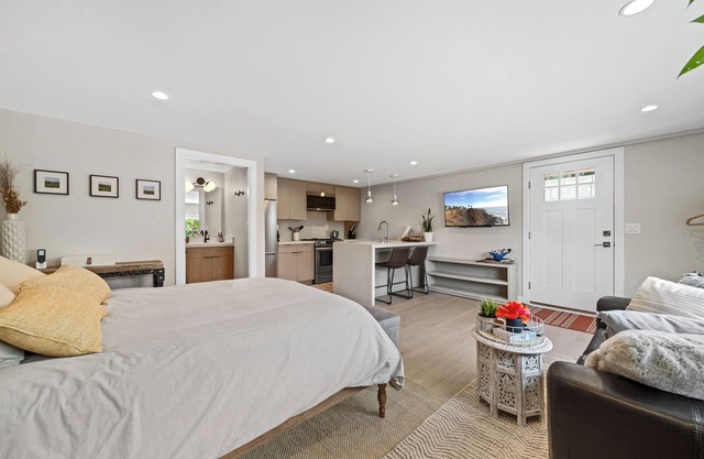 Luxurious studio in Playa del Rey! 7-min walk to beach, 10 min from LAX.