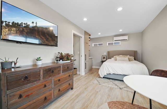 Luxurious studio in Playa del Rey! 7-min walk to beach, 7-10 min from LAX!
