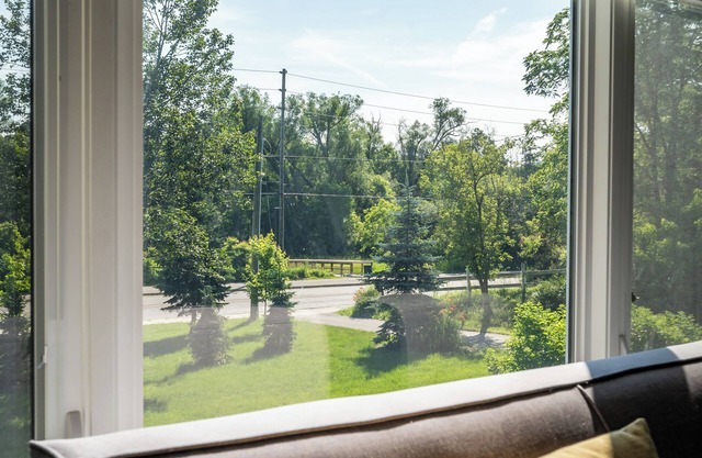 Luxurious Studio on one acre in town