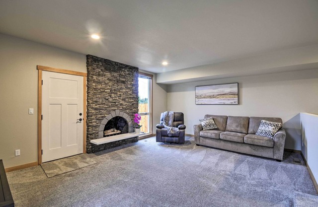 Luxurious Tacoma Retreat w/ Quartz Countertops!
