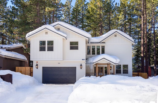 Luxurious Tahoe Escape: Hot tub, Arcade, Fireplace, and more+