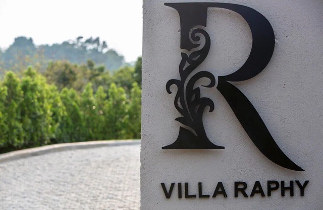 Luxurious 4-bedroom villa in Plai Laem Soi 8 with infinity pool and 360-degree sea views