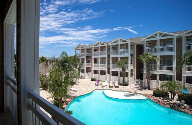 Luxurious Townhome Overlooking Tropical Pool