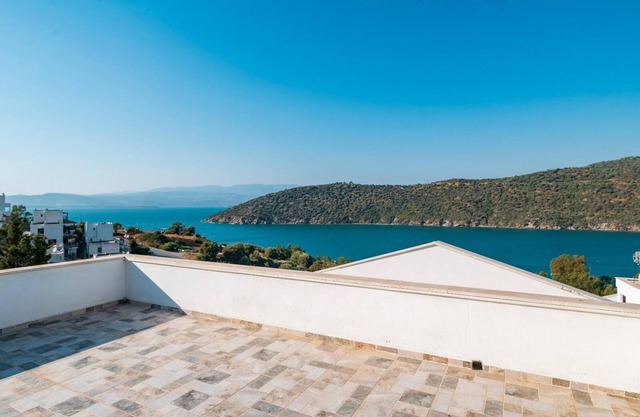 Luxurious Triplex Villa with Sea View