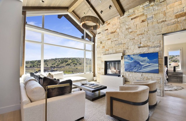 Luxurious Tuhaye Home with Modern Interior, Mountain Views