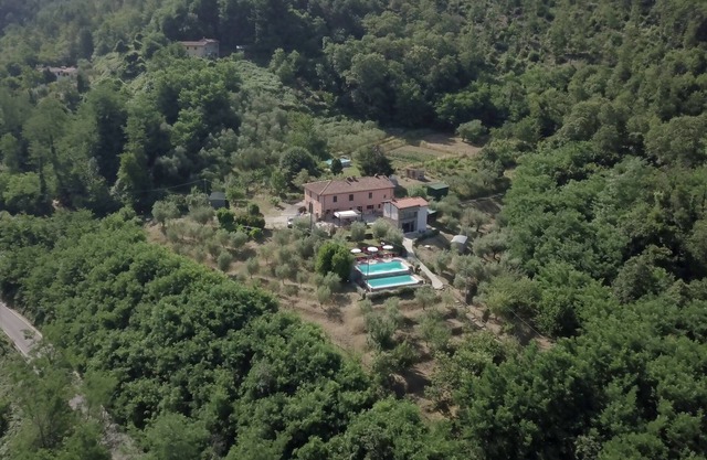Luxuriöse Villa mit privatem Infinity-Pool und herrlichem Blick auf die umliegenden Hügel