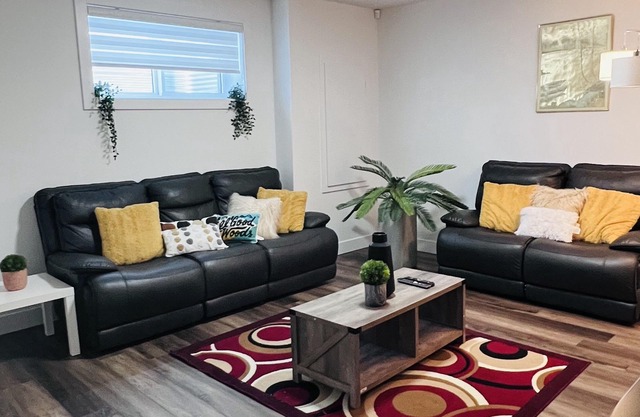 Luxurious⭐️Two Bedroom ⭐️Two Bathrooms. ⭐️Ensuite Master⭐️Spacious⭐️Free Parking